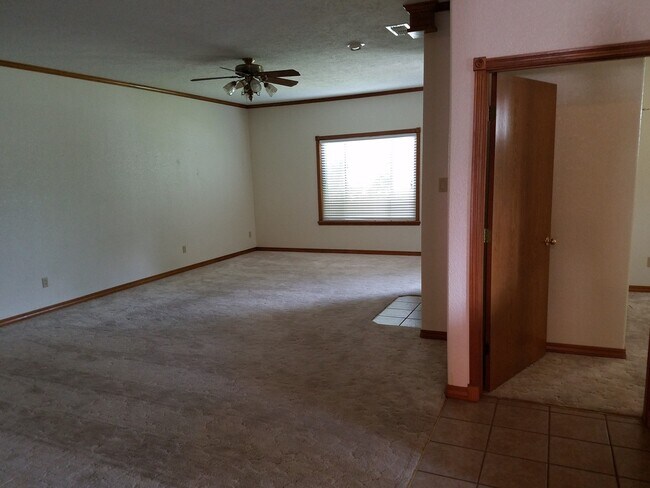 Building Photo - 1308 Oakwood