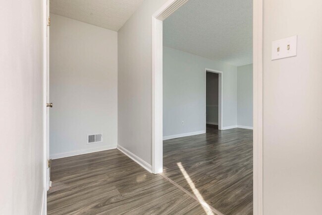 Foto del edificio - 6715 Six Mile Ln