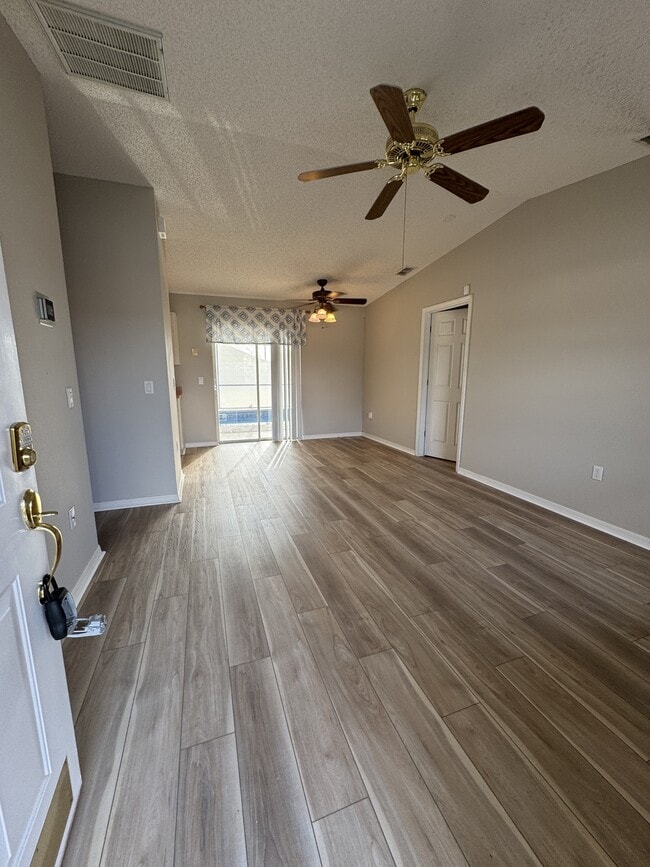 Foto del edificio - 5100 Mentmore Ave