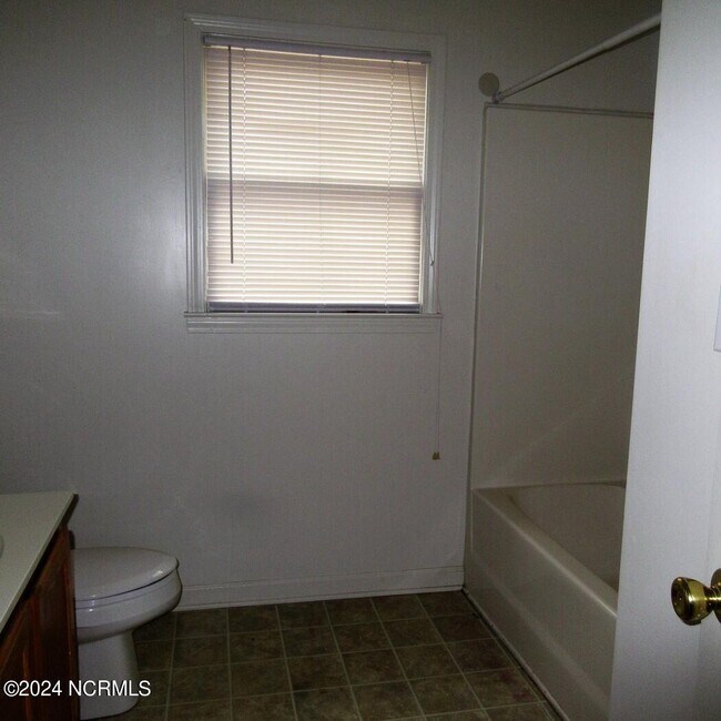 Building Photo - 155 Lakewood Dr