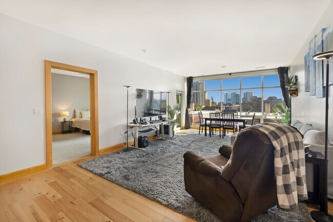 Building Photo - 1550 E Royall Pl