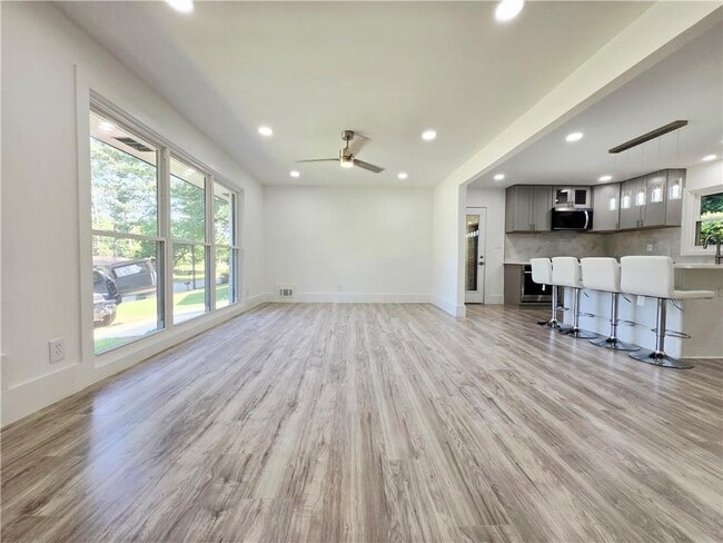 Building Photo - 2400 Glenrock Dr