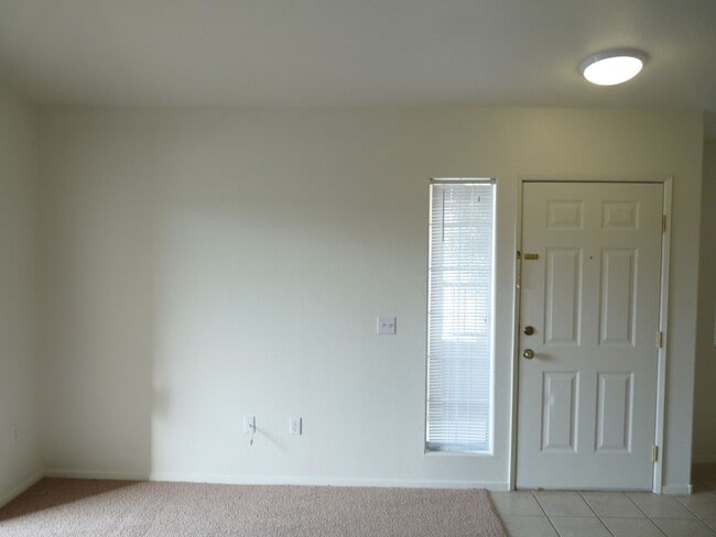 Foto del edificio - 2nd floor unit in gated community with pool