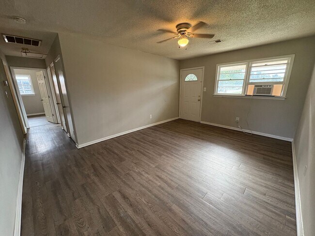 Building Photo - 309 E View Dr