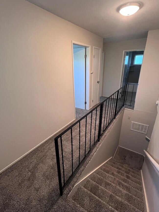 Building Photo - UPDATED 2 BEDROOM, TWO STORY DUPLEX!!