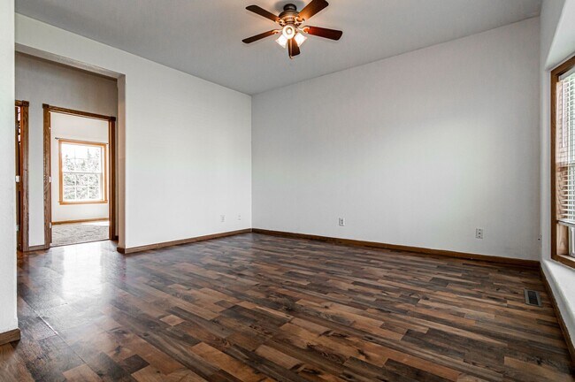 Foto del edificio - 4 Bedroom 3 Bathroom pet friendly home