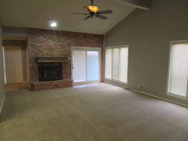 Building Photo - Nice Modern Home Located In Whisper Wood Near Tech. Includes access to pool & tennis court.