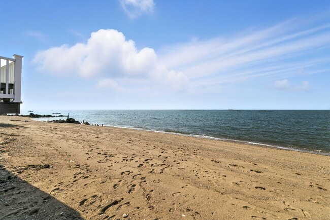 Foto del edificio - 62 Cosey Beach Ave