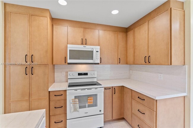 Foto del edificio - 9081 Lake Park Cir N