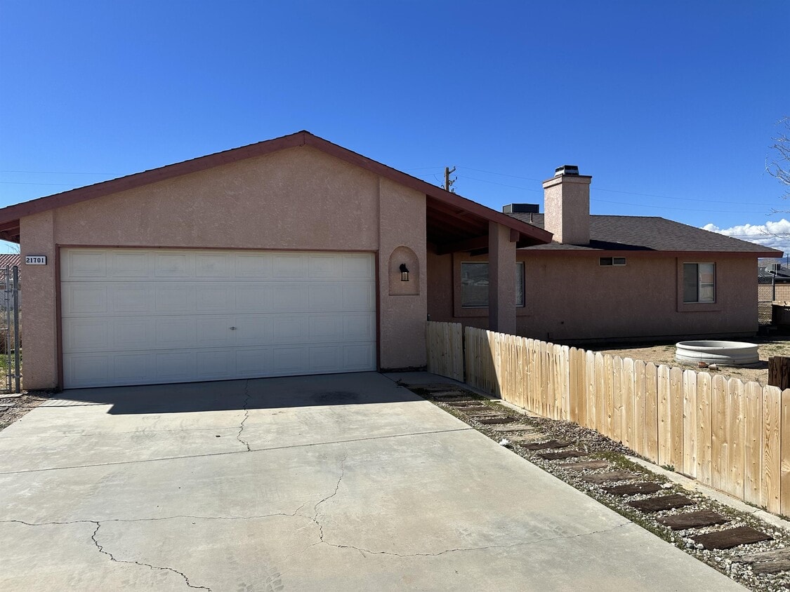 Primary Photo - 21701 Lyn St