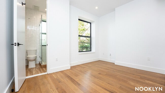 Building Photo - 122 29th St