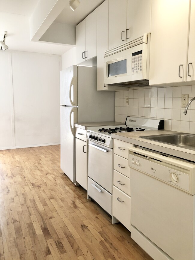 Foto del edificio - 319 E 8th St