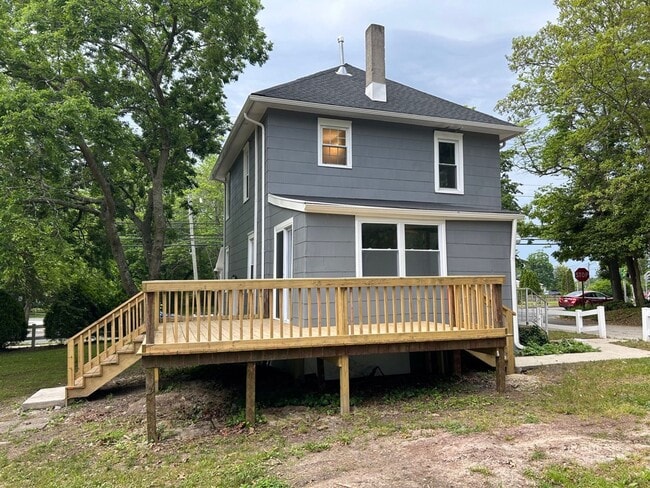 Building Photo - Available Now Recently Renovated 3 Bedroom...