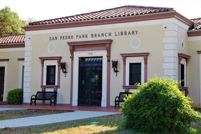 Biblioteca del Parque San Pedro - 1107 W Russell Pl
