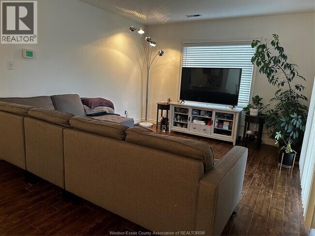 Photo du bâtiment - 1535 Grand Marais Rd W