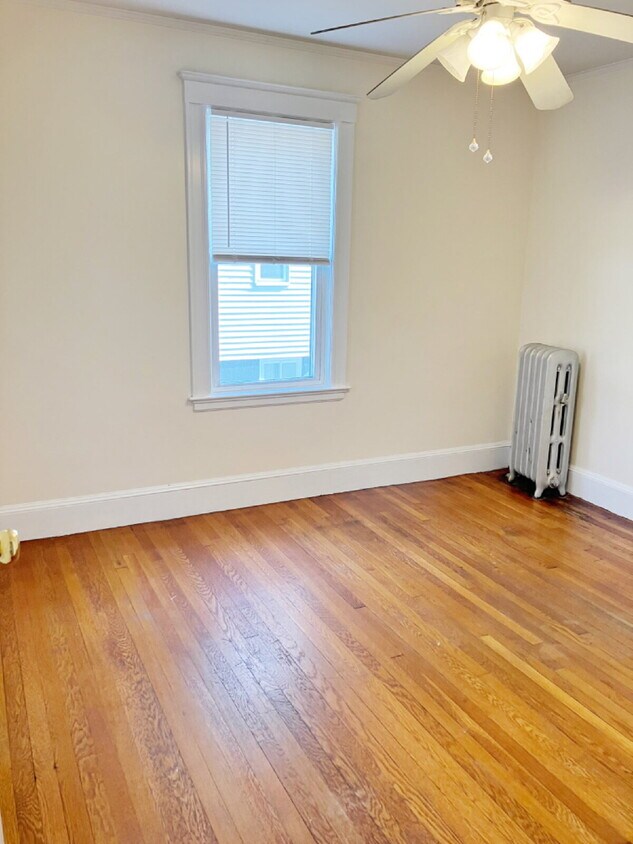 Foto principal - No Broker fee!!! Good credit & Solid incom...