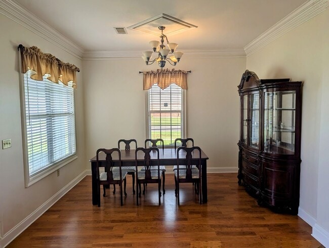 Building Photo - Gorgeous 3Br/2ba Home with an Open Floor Plan