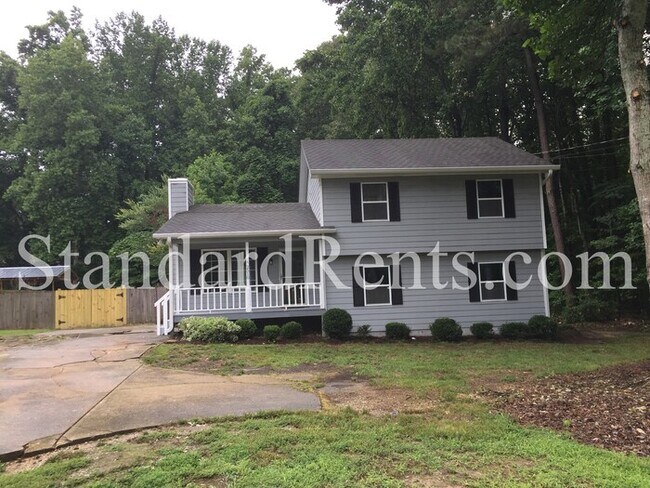 Building Photo - Huge yard!