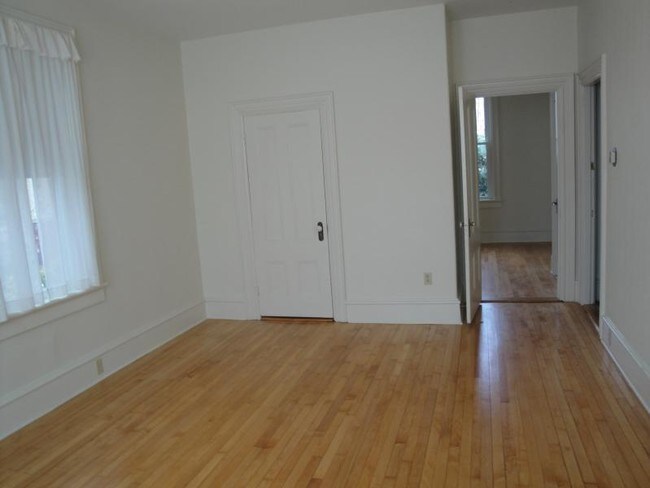 Building Photo - 67 Forest St