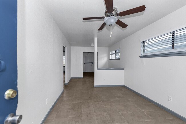 Building Photo - HALF OFF 1ST MONTHS RENT & NO DEPOSIT! SPR...