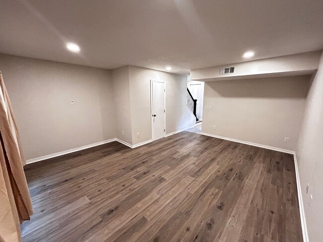 Foto del edificio - Newly Renovated 2/1.5 Condo in Gated Commu...