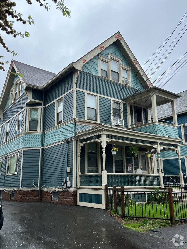 Building Photo - 672 Elm St
