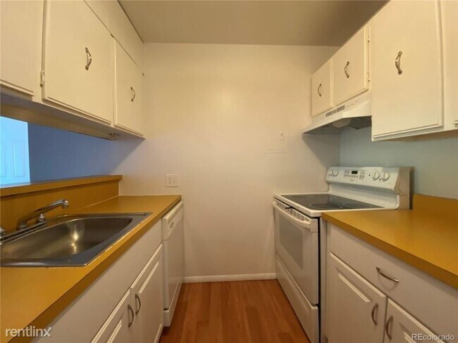 Building Photo - 707 W 96th Ave