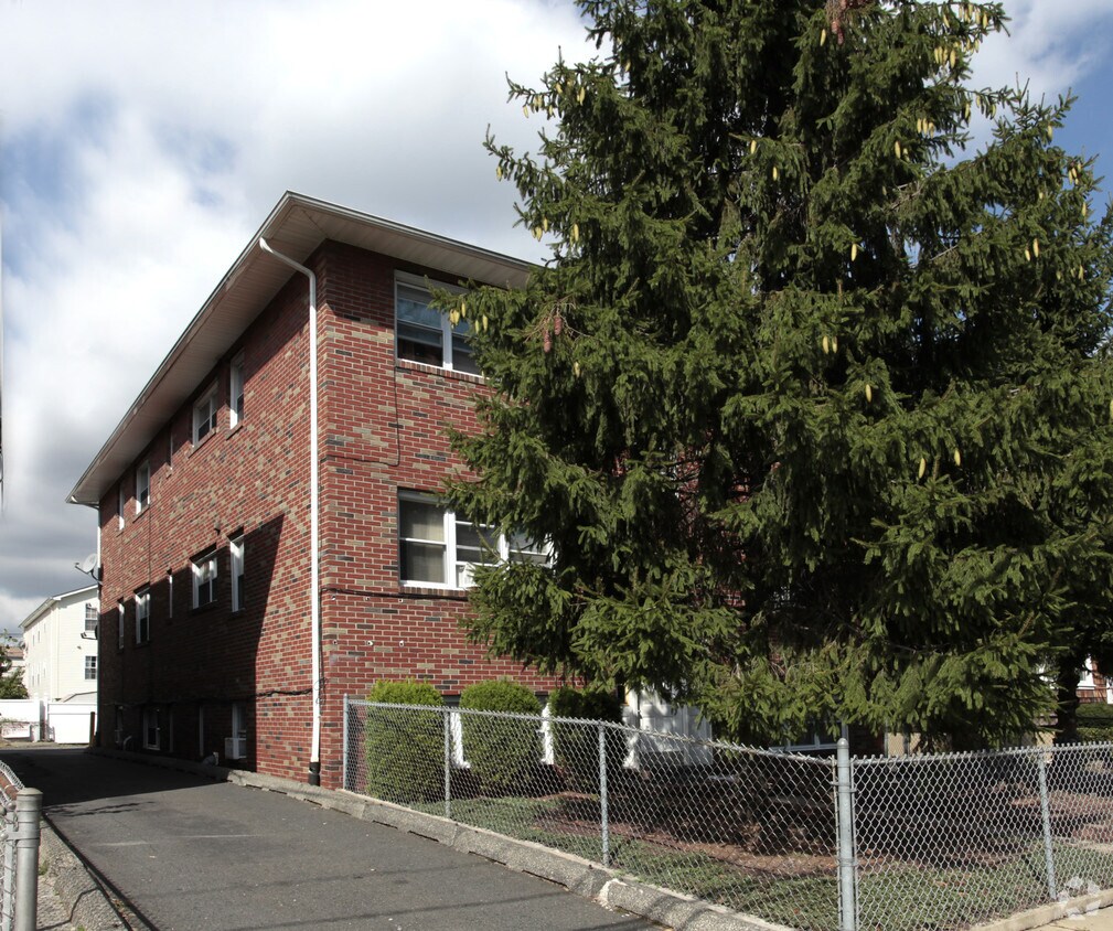 Building Photo - 1040 Kilsyth Rd