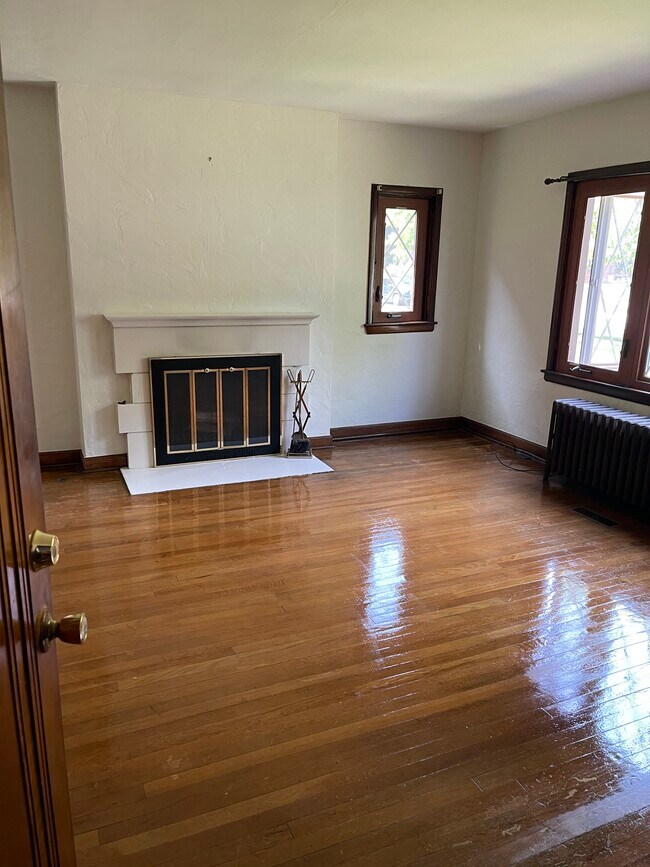 Wood burning fireplace - 1735 King Ave