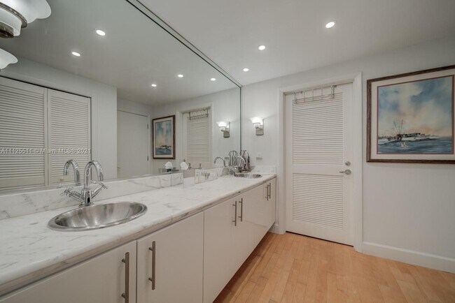 Building Photo - 615 Ocean Dr