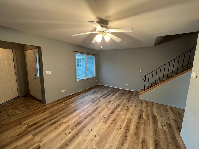 Building Photo - 725 Clearwood Ct