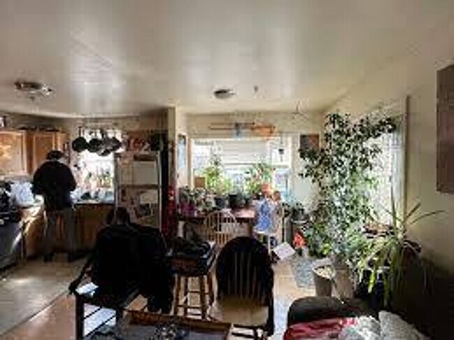 Foto del edificio - No Brokers Fee, No Security Deposit. Large...