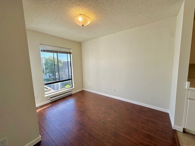 Foto del edificio - $500 OFF FIRST MONTH RENT - 1 Bed 1 Bath Available in Watergate Complex of Emeryville!!!