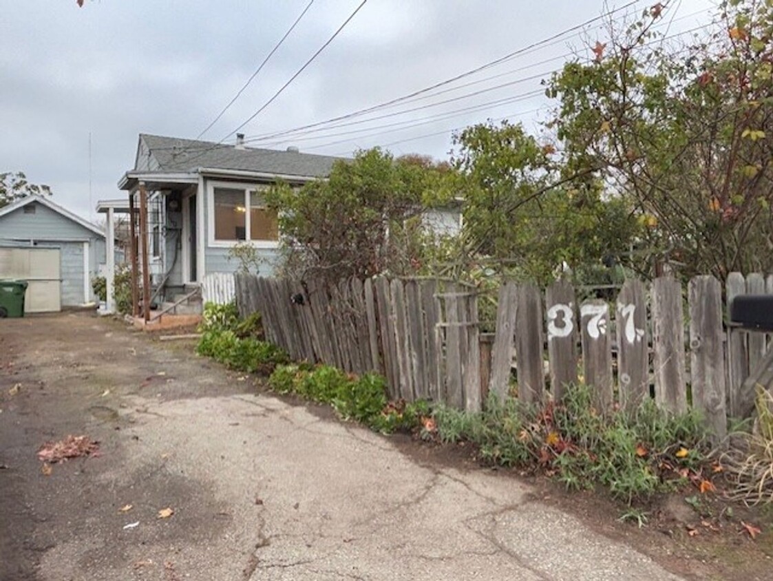 Primary Photo - Renovated 2-Bed/1-Bath Home in Santa Cruz ...