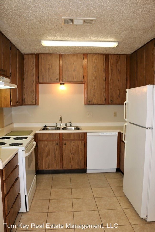Building Photo - 2619-2621 Oaks Dr
