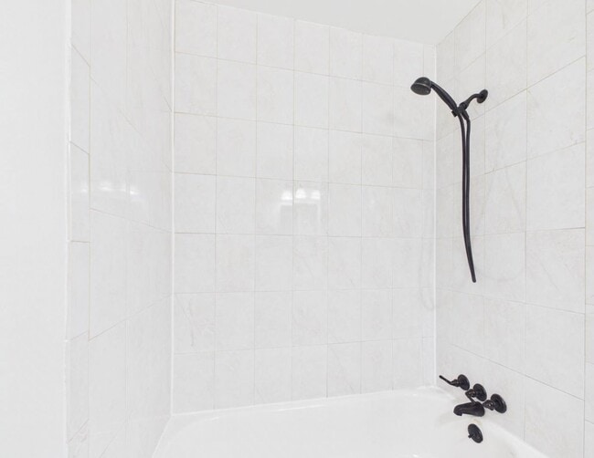 Building Photo - READY TO GO! 4 bed + 3.5 Baths - FRESH and ready