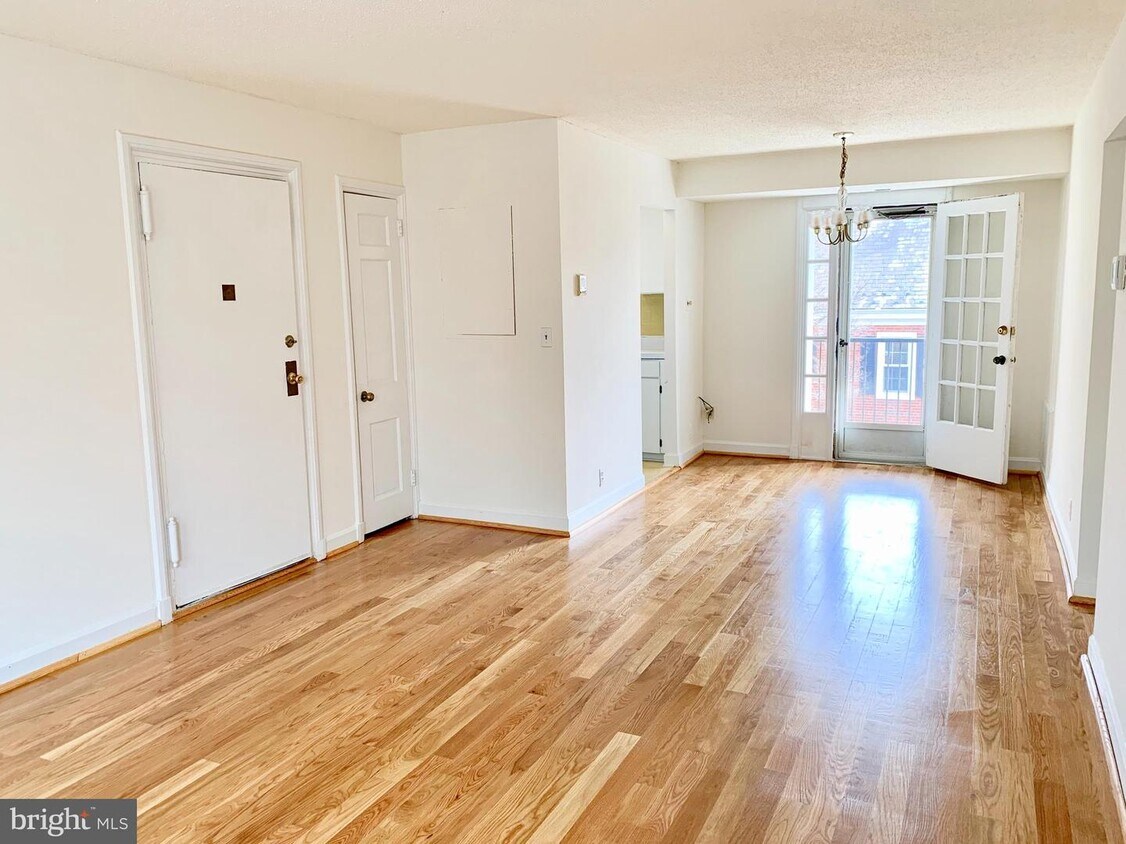 2877 S Buchanan St Unit B2, Arlington, VA 22206 Room for Rent in