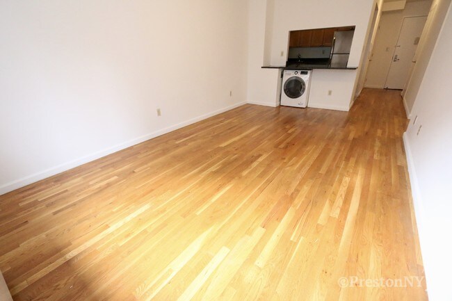 Foto del edificio - 229 E 13th St