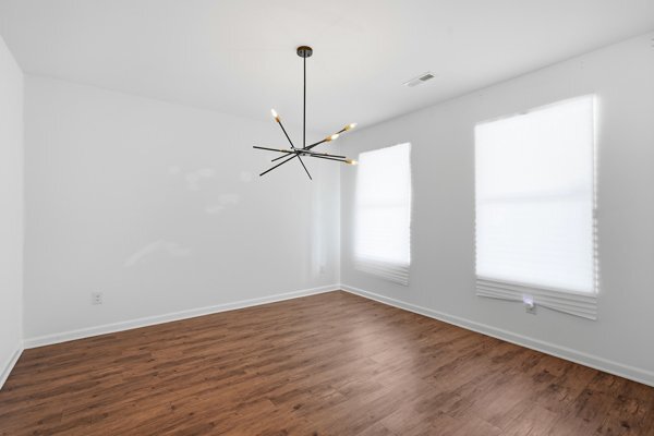 Foto del edificio - 4599 Woodford Cir