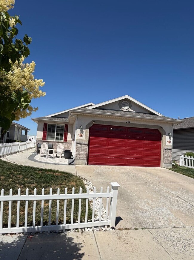 Building Photo - 721 Skipton Dr W