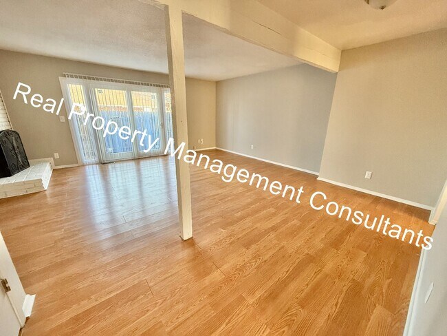 Foto del edificio - Updated 3-Bedroom Townhome Live Deposit Free with Obligo