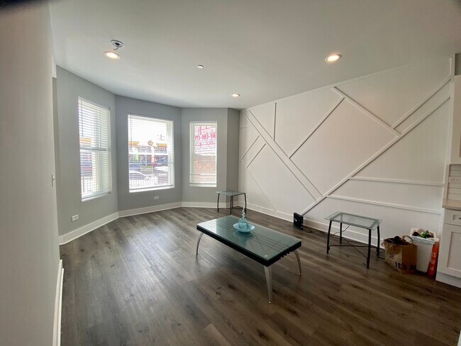 Building Photo - 4350 W Belmont Ave