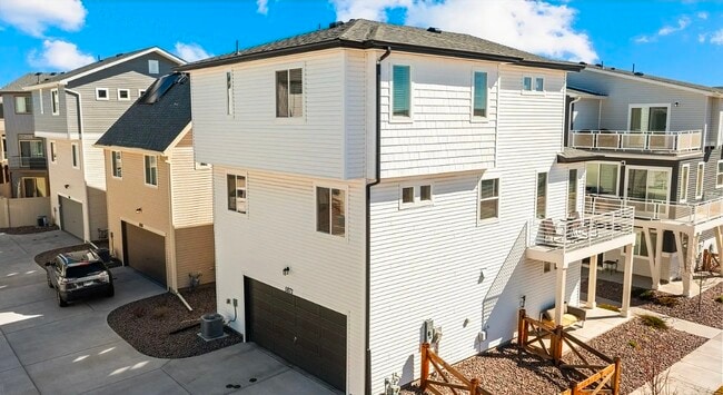 Building Photo - 5872 Thurless Ln