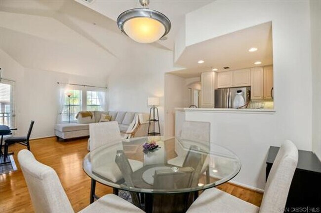 Foto del edificio - GATED Modern 2 Br 2 Bath Garage Large Kitc...