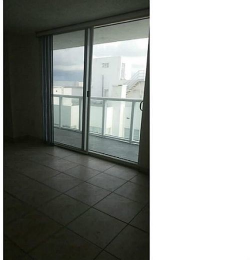 Building Photo - 2457 Collins Ave