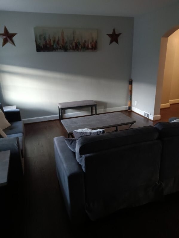 Foto del edificio - 3915 Cedardale Rd