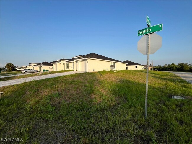 Foto del edificio - 8465-8465 Agate St