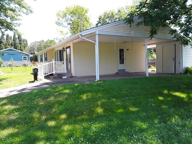 Building Photo - 4 Greenwood Cir