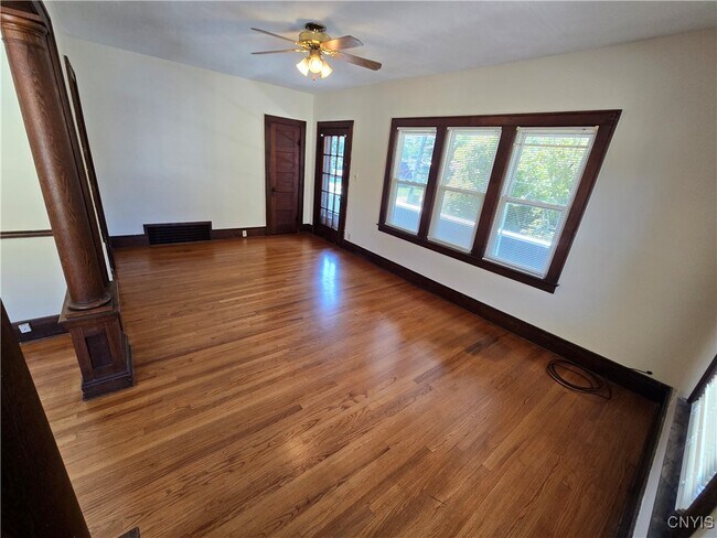 Foto del edificio - 706 Milton Ave
