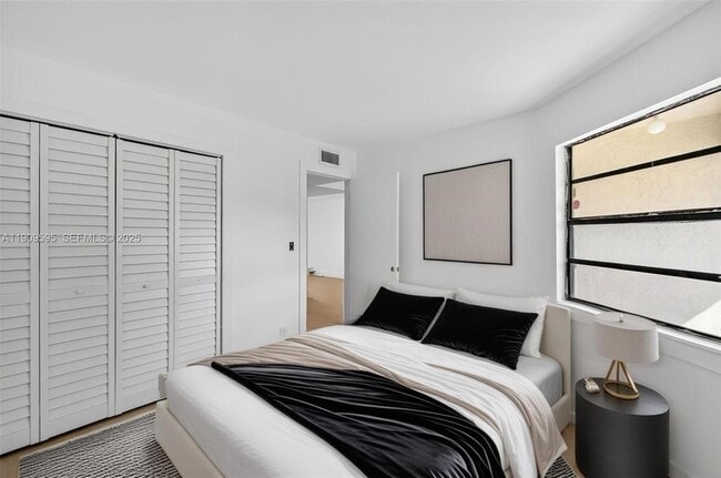 Building Photo - 4198 Lakeside Dr